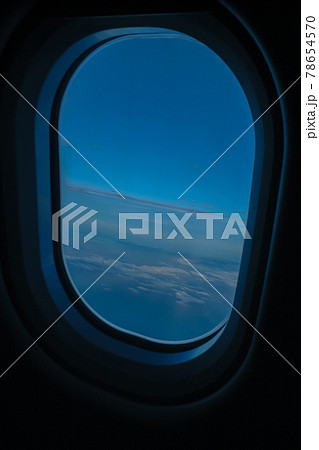 飛行機の窓から見た景色 78654570