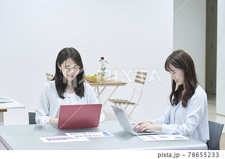 オフィスで働く女性 78655233