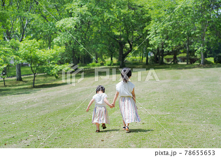 草原 森林 姉妹 女の子 後ろ姿の写真素材