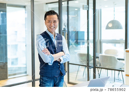 オフィスカジュアル ミドルビジネスマン オフィス 78655902