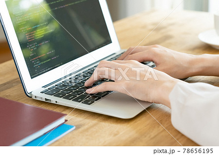 パソコンにに向かう女性の手元 78656195