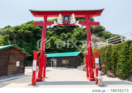 絶景の地に建つ元乃隅神社　山口県長門市 78656273
