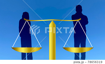 金色の天秤と青空_男女のシルエット入り 78656319