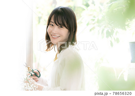 フラワーアレンジをする女性 フラワーアレンジをする女性 78656320