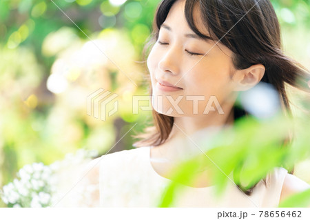 風に吹かれる若い女性 78656462