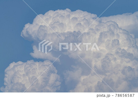 黄砂の日のザラザラとした雲 78656587