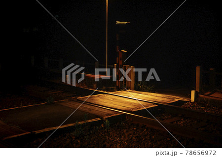 夜の踏切 78656972