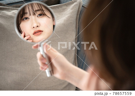 鏡を見る若い女性 鏡を見る若い女性 78657559
