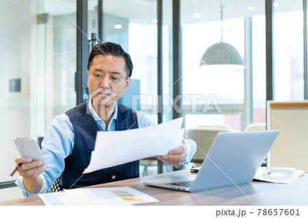 ビジネスマン オフィス スマホ   撮影協力 : ＋SHIFT NOGIZAKA 78657601