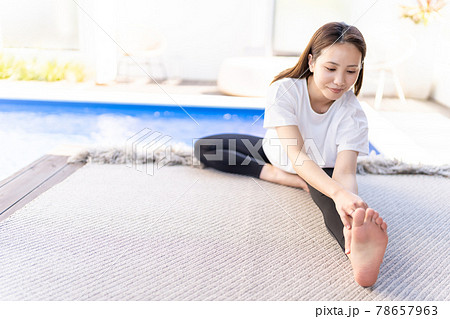 ピラティス ヨガYOGA プールサイド ストレッチ 女性 ピラティス ヨガYOGA プールサイド ストレッチ 女性 78657963