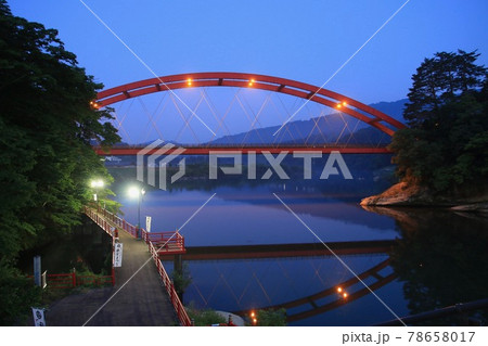 早朝の只見川（福島県・柳津町） 78658017