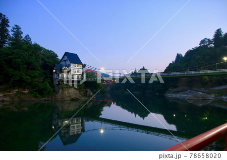 早朝の只見川（福島県・柳津町） 78658020