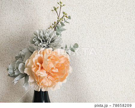フラワーベースに活けたバラとダリアのアップ 78658209