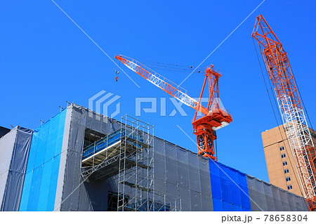 ビルの建設現場　青空とクレーン 78658304