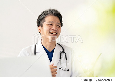 医師　ミドル　男性　白衣　スクラブ　診察 78659204