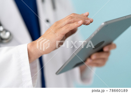 医師 ミドル 男性 白衣 スクラブ タブレット 手元 医師 ミドル 男性 白衣 スクラブ タブレット 手元 78660189