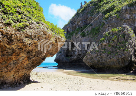 【沖縄 浜比嘉島】 巨大な岩 78660915