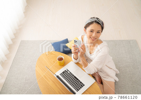 パソコンを使う若い女性 パソコンを使う若い女性 78661120