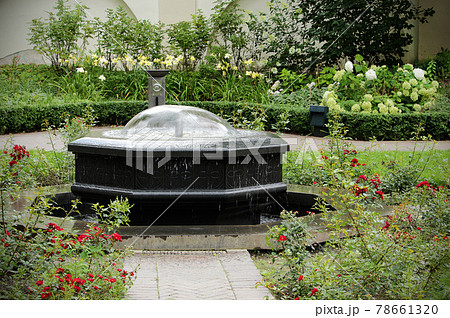 Small calm park fountain surrounded by flowers Small calm park fountain surrounded by flowers 78661320
