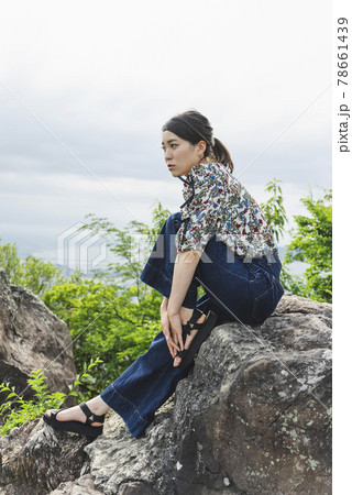 自然の中にいる女性 自然の中にいる女性 78661439