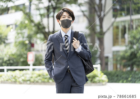 ダークグレーのマスクをした若いビジネスマン  78661685