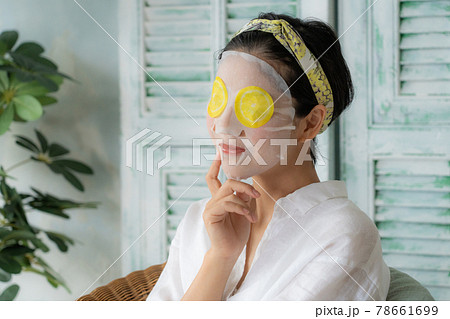 フェイスパックをする若い女性 フェイスパックをする若い女性 78661699