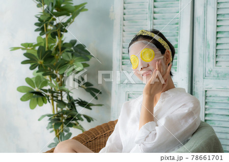 フェイスパックをする若い女性 78661701