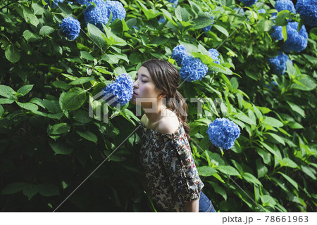 紫陽花と女性 78661963