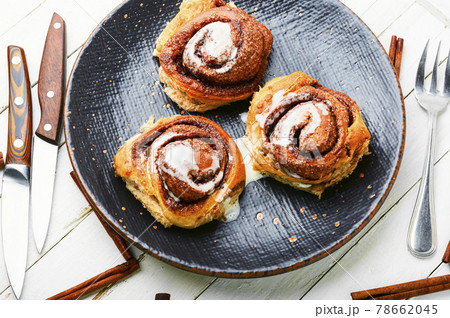 Cinnabons,bun with cinnamon Cinnabons,bun with cinnamon 78662045