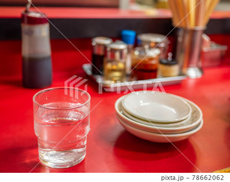 レトロな町の中華屋の赤いカウンター 78662062