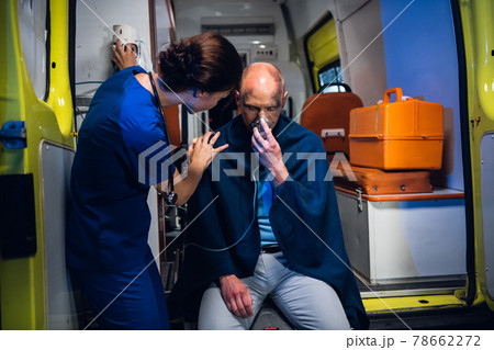 Medical worker providing psychological aid to a man rescued from the fire 78662272