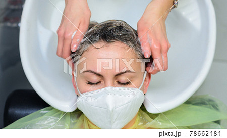 Washing the head in the barbershop, hair care, the hairdresser washes the client's head. Washing the head in the barbershop, hair care, the hairdresser washes the client's head. 78662484