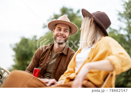 Couple having fun during a picnic 78662547