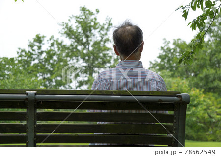 公園のベンチで休んでいる中高年または高齢者 78662549