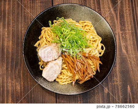 黒い器の鶏白湯まぜそば 78662560