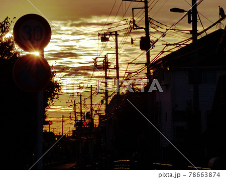 朝焼けに沈む電柱群1引き横 78663874