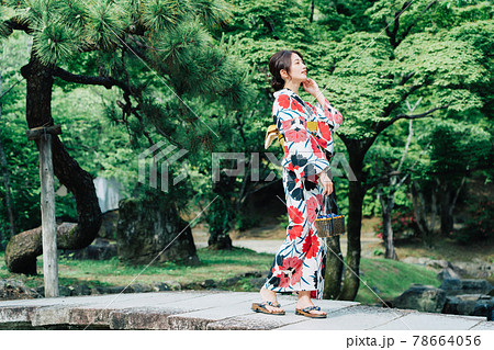 日本庭園を歩く浴衣の女性 日本庭園を歩く浴衣の女性 78664056