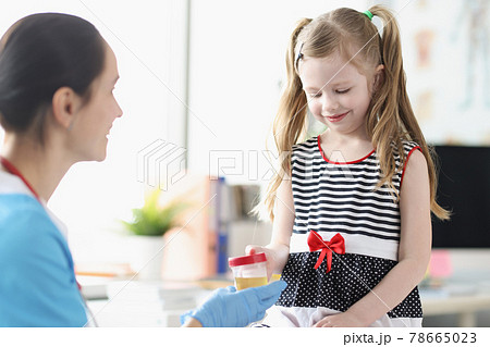 little girl urine Little girl giving doctor jar of urine analysis...の写真素材 [78665023] - PIXTA