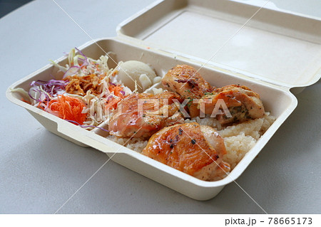 エコ容器のグリルドチキンランチ　キッチンカーのランチ　 78665173