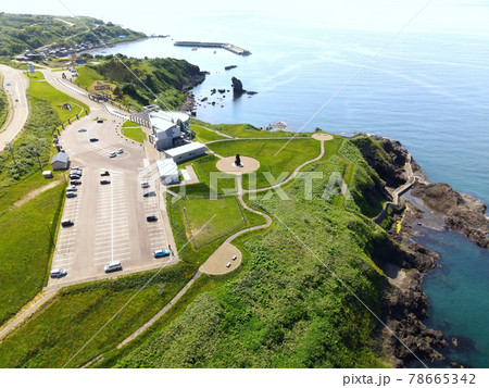 初夏の北海道上ノ国町の道の駅もんじゅの風景を空撮 78665342