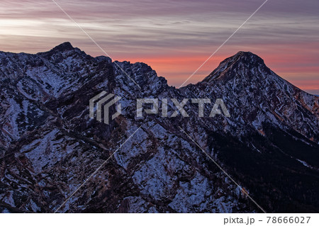 硫黄岳稜線から夜明けの八ヶ岳連峰・赤岳と横岳 78666027