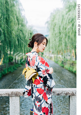 柳の木と浴衣の女性 78666345