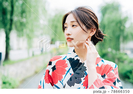 柳の木と浴衣の女性 柳の木と浴衣の女性 78666350