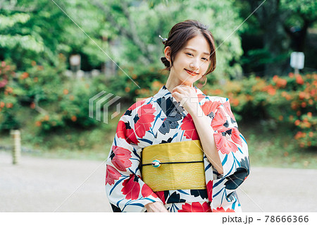 浴衣姿の女性 78666366