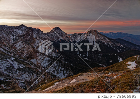 硫黄岳稜線から夜明けの八ヶ岳主峰群と南アルプス 硫黄岳稜線から夜明けの八ヶ岳主峰群と南アルプス 78666995