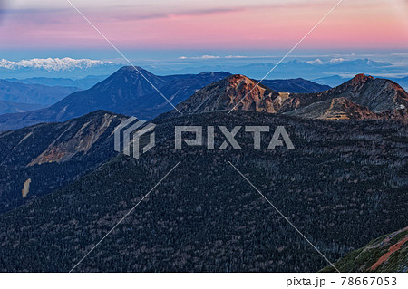 硫黄岳稜線から見る夜明けの北八ヶ岳と白馬・妙高の眺め 78667053