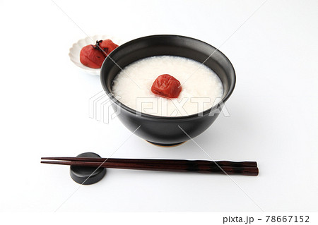 お粥 梅干 ごはん どんぶり 白背景 お粥 梅干 ごはん どんぶり 白背景 78667152