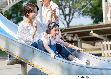 公園の滑り台で遊ぶ親子 78667635