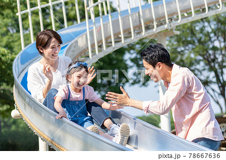 公園で遊ぶ若い親子 78667636