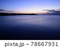朝日が登る前に明るくなっていく朝焼け空 78667931